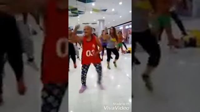 Бабушка танцует смотреть онлайн