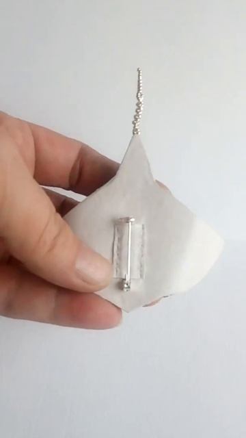 Брошь "Скат Рэй" (ручная работа с цералуном и Сваровски) смотреть онлайн