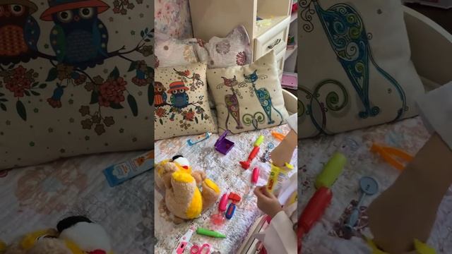 Играем в доктора с ПЛАСТЫРЕМ и делаем УКОЛЫ, доктор Плюшевая смотреть онлайн