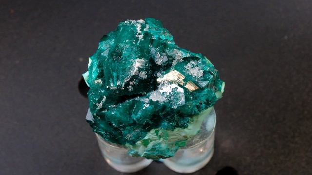 Dioptase with Plancheite and Drusy Quartz, Tantara Mine, DR Congo смотреть онлайн