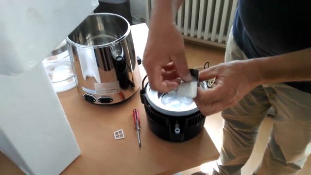 Zamjena filtera na Vegavita VDT-40 destilatoru смотреть онлайн