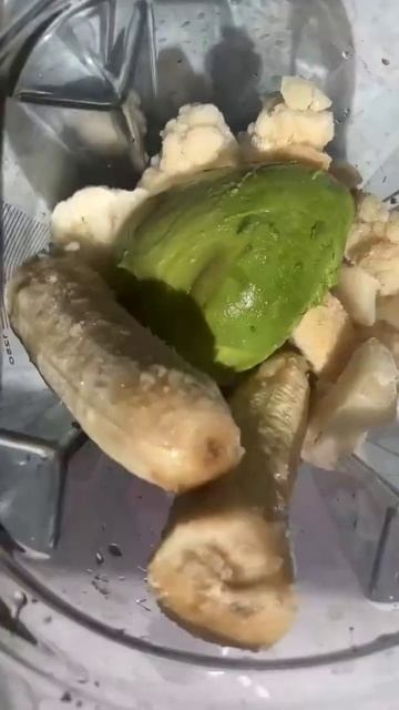 Chocolate strawberry protein smoothie with banana and avocado - vegan #shorts смотреть онлайн