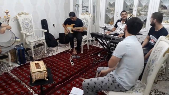 "Koronavirus" qòshiģi bilan mashxur bòlgan Javlon Sapaev xonadonida jonli konsertga tayyorgarlik. смотреть онлайн