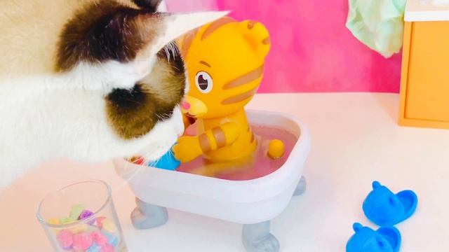 BATH Time DANIEL TIGER Color CHANGING Fizzy Rock Bombs Bathtub Doll Toys смотреть онлайн
