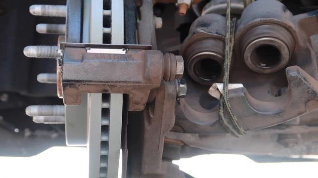 CHANGING BRAKES ON CHEVY SILVERADO 1500WT4.6 смотреть онлайн