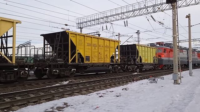 ЧМЭ3-5878 и ВЛ80С-281 с грузовым поездом смотреть онлайн
