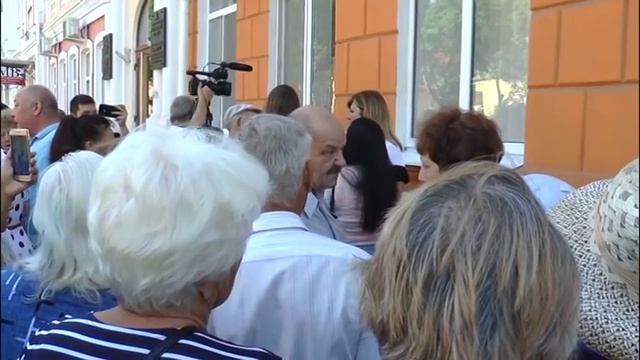 Мера – у відставку! Мелітопольці провели «тарифний» мітинг під виконкомом смотреть онлайн