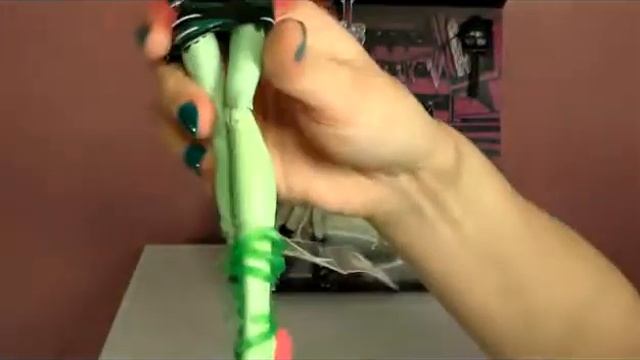 Monster High Zombie Shake Rochelle Goyle and Venus McFlytrap смотреть онлайн