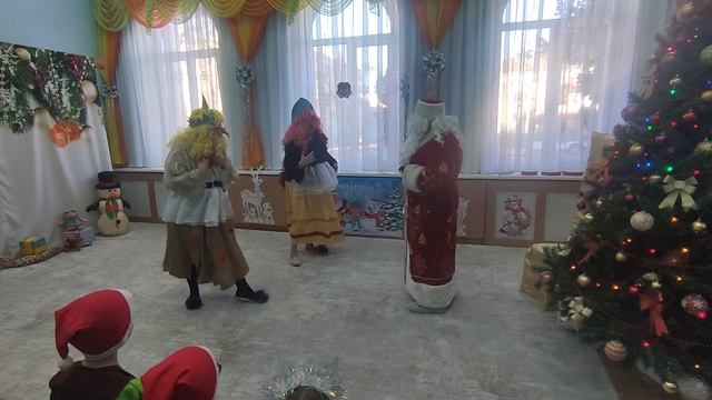Выход Бабак- Ежек на новогоднем утреннике.mp4 смотреть онлайн