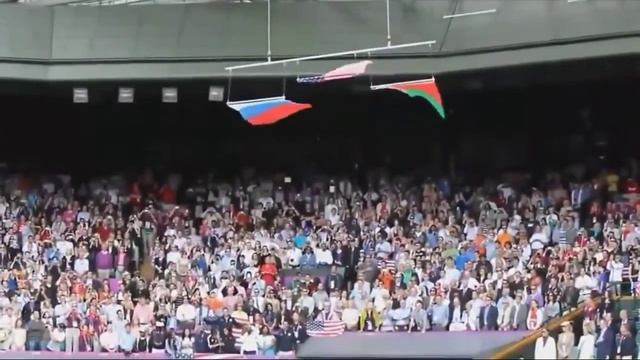 Флаг США падает под гимн России смотреть онлайн