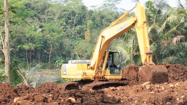 Mobil Beko Excavator komatsu pc200 working di areal proyek digging dirt keruk tanah alat berat смотреть онлайн