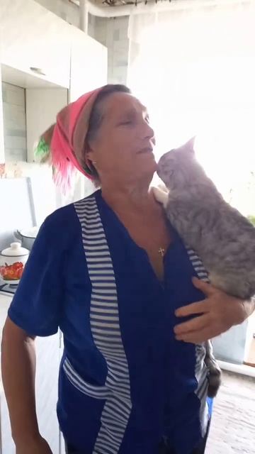 Целуй меня в лоб,любимая хозяйка🤗#я в гостях у своей бывшей соседки#shorts# смотреть онлайн