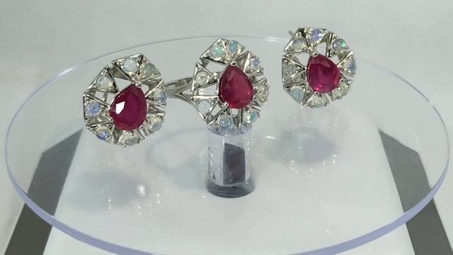 Серьги и кольцо с натуральными мадагаскарскими рубинами 9х7 мм и эфиопскими опалами Серебро 925 смотреть онлайн