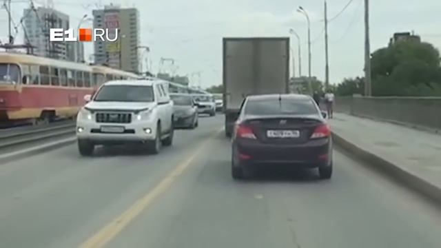 На Малышевском мосту встали трамваи смотреть онлайн