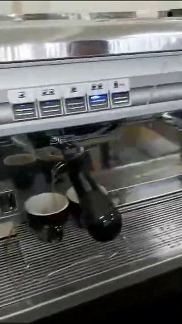 Thanh lý máy pha cà phê chuyên nghiệp 2 group Nouva Simonelli Appia II mới 98%. смотреть онлайн