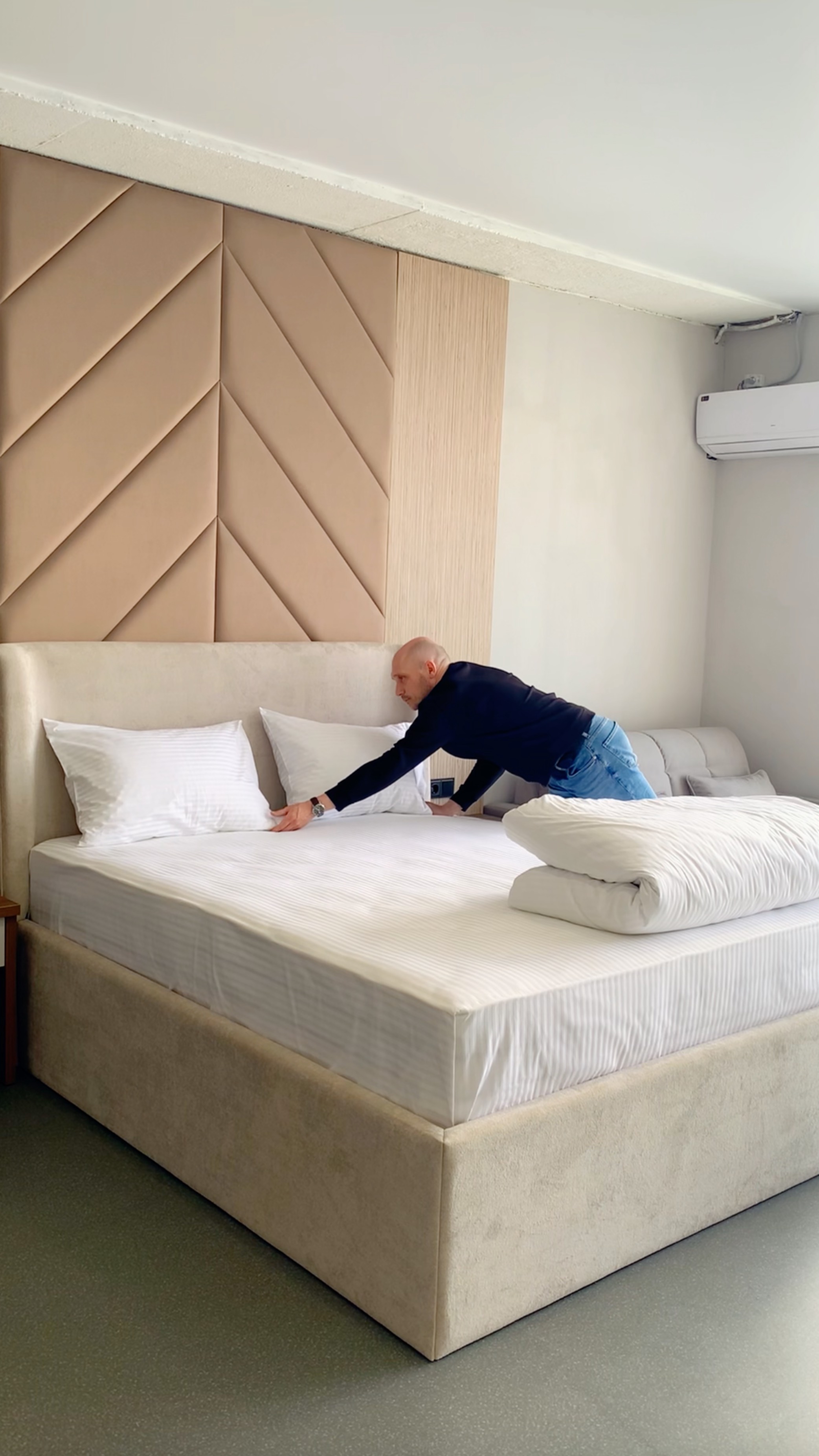 Прочная кровать: быстро заправляется, служит долго и дарит комфорт | For Hotels