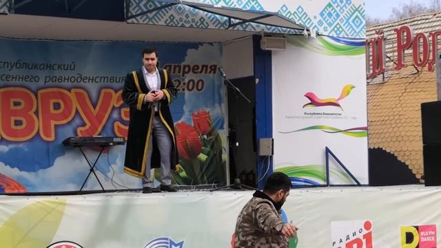 Ребята круто танцуют под таджикскую песню. смотреть онлайн