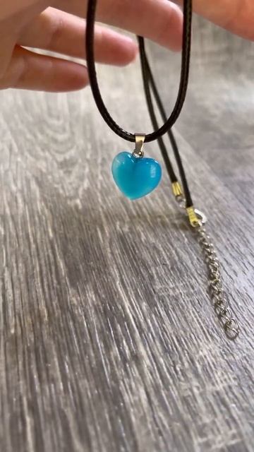 Блакитний агат натуральний камінь у формі серця на шнурочку - незвичайний подарунок дівчині смотреть онлайн