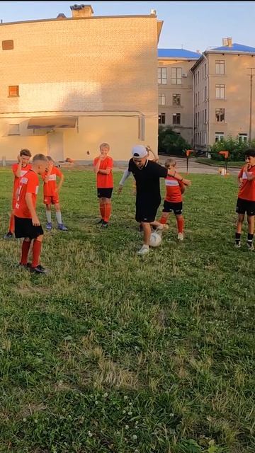 Футболист такого не видел ещё! #футбол #панна #игра #топ #тренировка #финты #трюки #удивительно смотреть онлайн