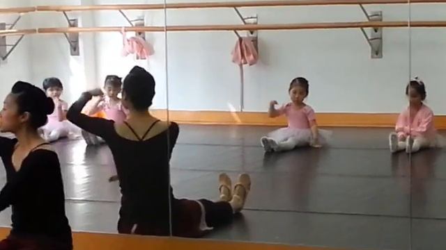The Little Ballet Class Teacher in 2yrs10mths смотреть онлайн