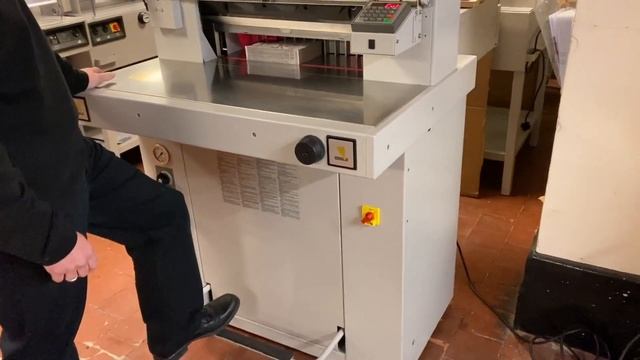 EBA 550 Guillotine смотреть онлайн