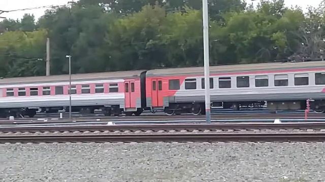 Электропоезд Томусинская Новокузнецк прибывает на станцию Новокузнецк Пассажирский смотреть онлайн