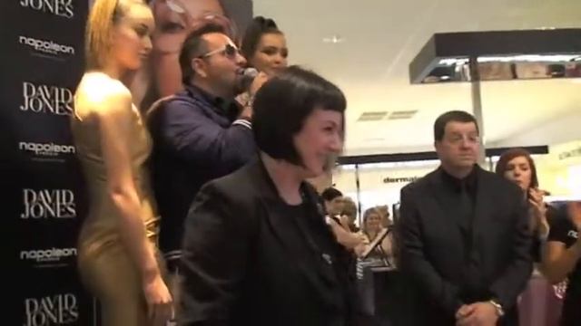 Napoleon Perdis gets a superstar welcome at David Jones Kotara смотреть онлайн