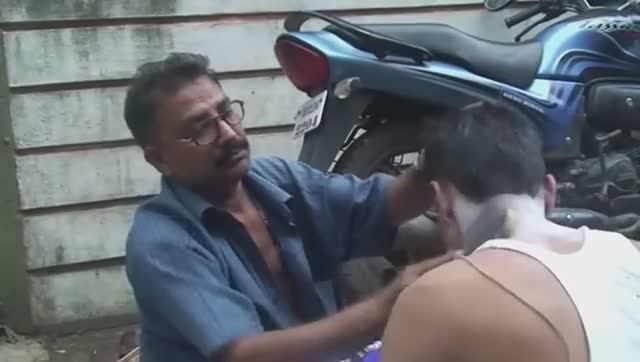 Около 30 рублей стоимость стрижки на обочине дороги в Мумбаи смотреть онлайн