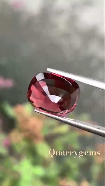 Натуральная алая шпинель из Вьетнама,10.27 Ct, сертификат GRS