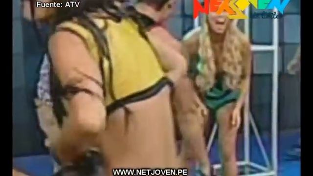 Stephanie Valenzuela se le ve los senos en Combate смотреть онлайн