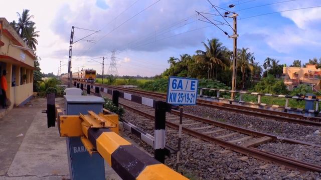 Dangerous Accidental Moment । Master King Teesta Torsa Meeting With Adi Dhakeswari Emu Local Train смотреть онлайн