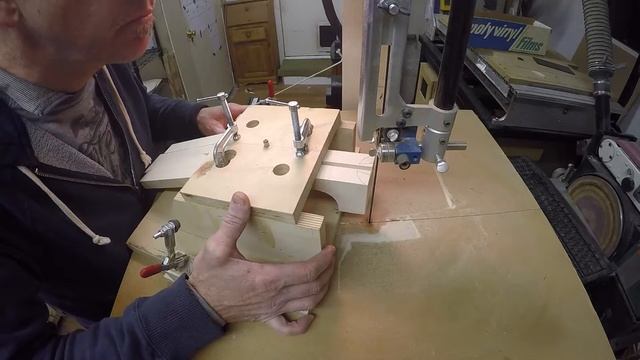 Cutting a compound dovetail neck joint on the bandsaw with Clark Mandolins смотреть онлайн