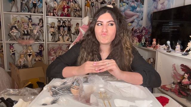 Unboxing a spicy Yor resin statue! - the best waifu смотреть онлайн