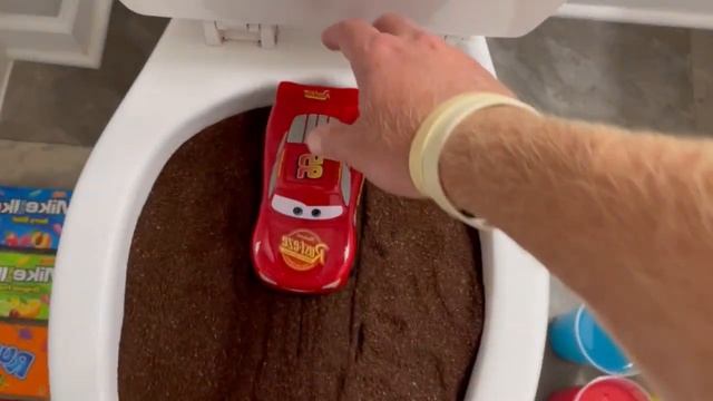 Will it Flush? Coca Cola, Fanta, Mirinda Balloons, Plastic Balls, Candy, M&M's, Chocolate, Surprise смотреть онлайн