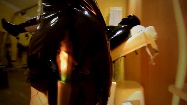 Latexlady Saskia im heißen Latexoutfit in Berlin. смотреть онлайн