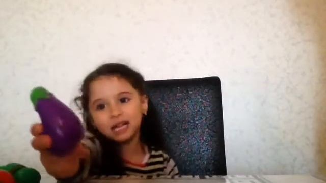 Показываем игрушечные овощи и фрукты смотреть онлайн