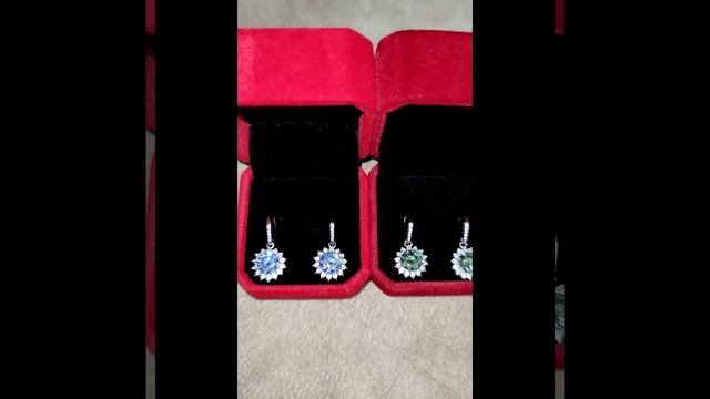 Серьги серебро с синими и зелёными муассанитами .