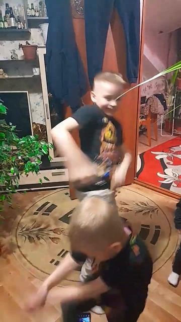 танец на ПОКА КАК У ТИКА#попакакутика#танец#песня смотреть онлайн