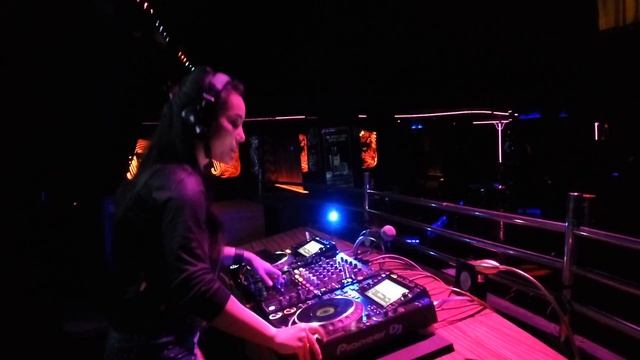 DJ WINDY AT ILLIGALS JAKARTA смотреть онлайн