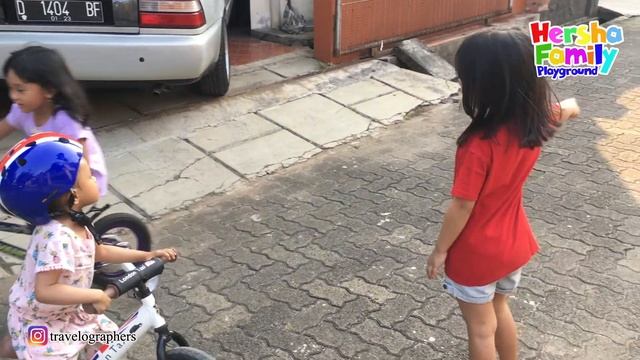 Anak Belajar Main Sepeda Balance Bike Roda Dua Tanpa Pedal Untuk Pertama Kalinya. смотреть онлайн