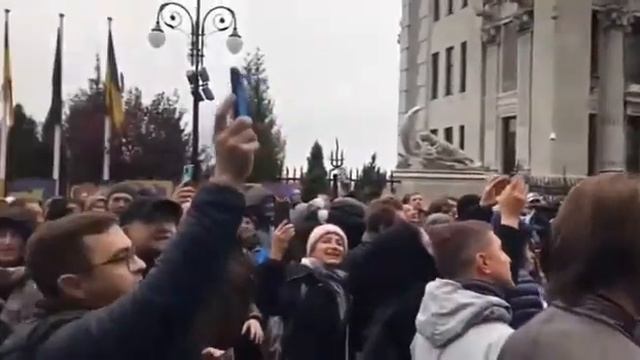 Біля Верховної Ради проходить мітинг антиваксерів.