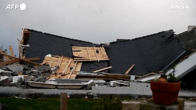 Francia, infuria la tempesta Aurora: 250 mila persone senza elettricita' смотреть онлайн