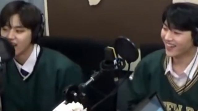 pentagon members reacting to shinwon's iconic voice crack on live radio смотреть онлайн