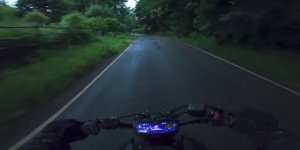 По мокрой и скользкой дороге на MT-07 Yamaha. От первого лица.