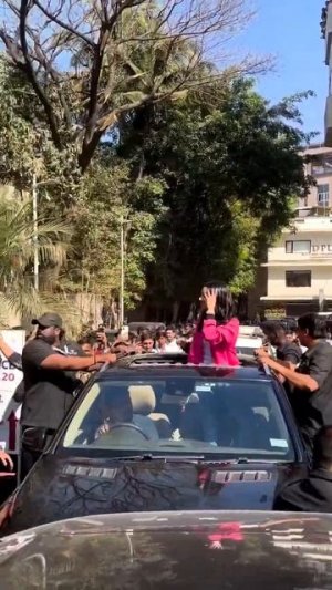 Shraddha kapoor Throwing Roses at Fans on Valentine's day 😘 #shraddhakapoor #shorts