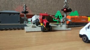 Поезд сбивает трактор на переезде