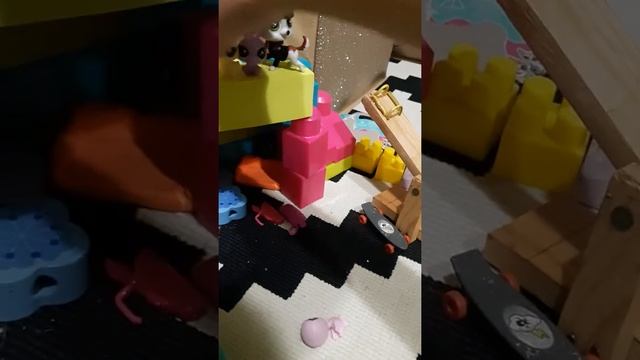 Лена, Люся и Линэ 😁😆😋 игра littles PET shop 🐱🐾🐶 смотреть онлайн