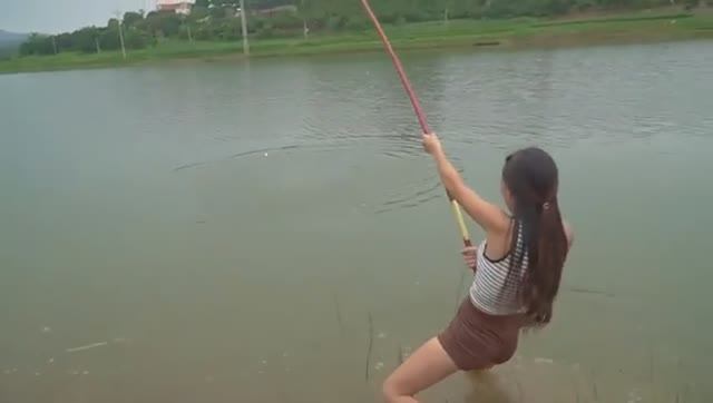 Красивая девушка, охотящаяся на черного карпа, смотреть онлайн