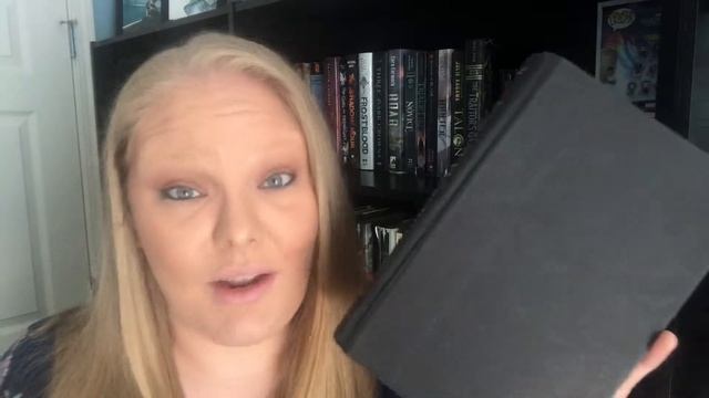 My first BookShelf Tour May 2019 смотреть онлайн