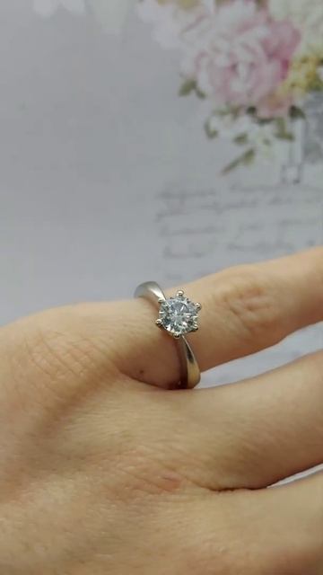 Золотые кольцо с бриллиантом 0,90 ct
